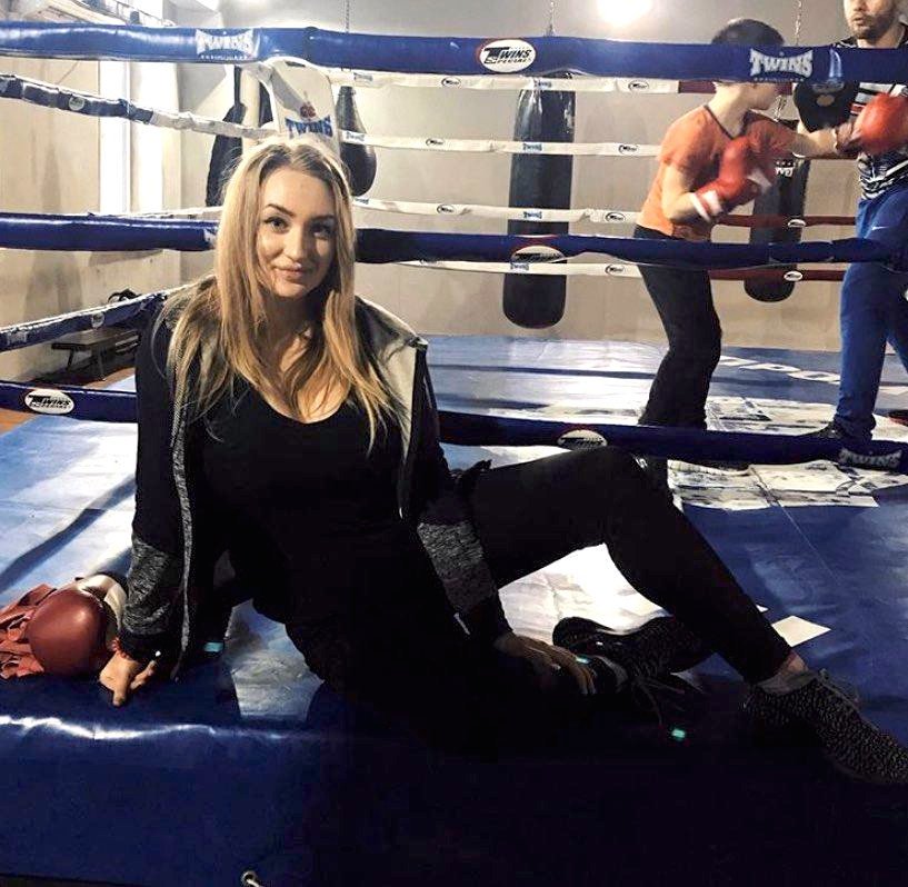 Дівчина дня: відверта фотосесія української боксерки з 6-м розміром бюста, яка опановує ММА