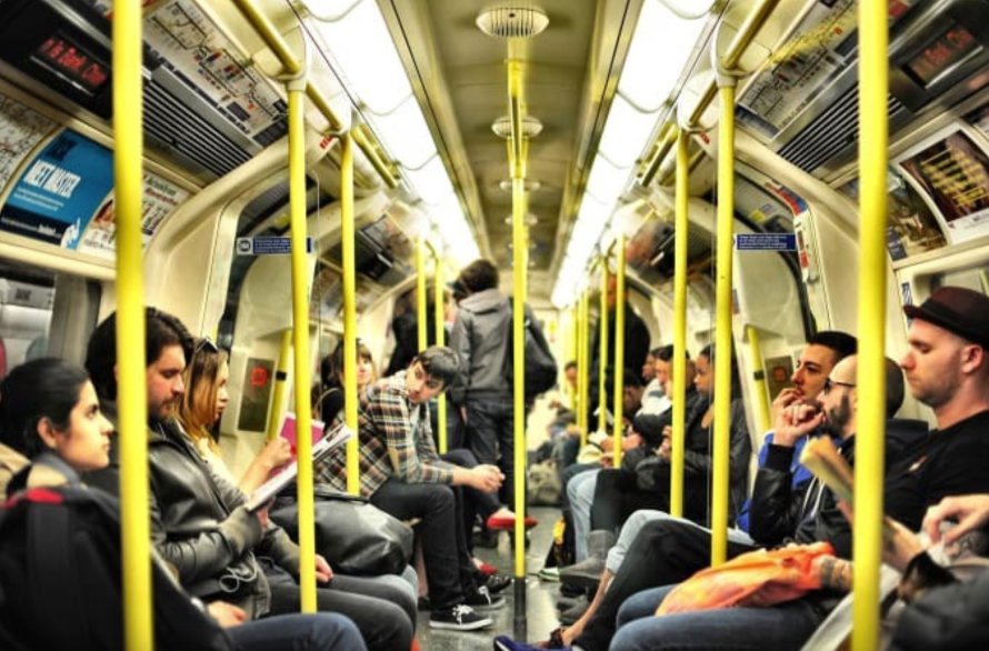 Теперь ехать не скучно: чем заняться в метро